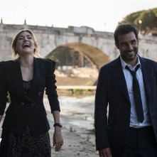 Lasciarsi un giorno a Roma: Edoardo Leo e Marta Nieto in una sequenza