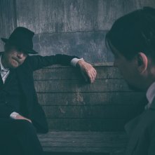 L'uomo dal fiore in bocca: una foto dal set