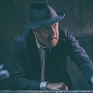 L'uomo dal fiore in bocca: un'immagine