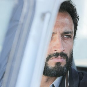 Un eroe: Amir Jadidi in un primo piano