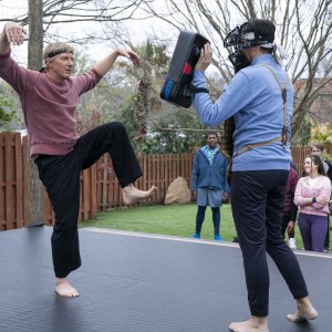 Cobra Kai 4: William Zabka e Ralph Macchio in una scena della quarta stagione