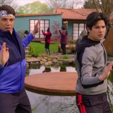 Cobra Kai 4: Ralph Macchio e Xolo Maridueña in una scena della quarta stagione