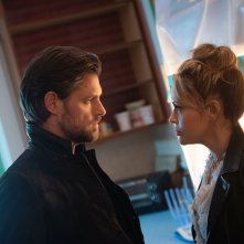 Brazen: Alyssa Milano e Sam Page in una scena del film