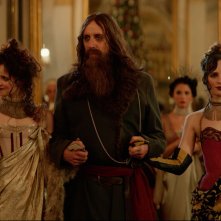 The King's Man - Le origini: Rhys Ifans, Ronja Haugholt, Vår Haugholt in una scena