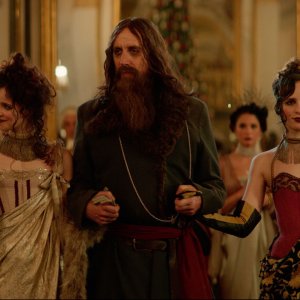 The King's Man - Le origini: Rhys Ifans, Ronja Haugholt, Vår Haugholt in una scena