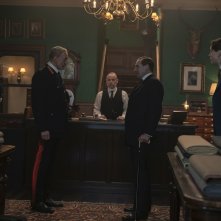 The King's Man - Le origini: Matthew Goode, Charles Dance, Ralph Fiennes e Harris Dickinson in una scena