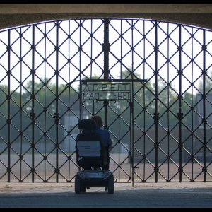 C'è un soffio di vita soltanto: Lucy di fronte al cancello del campo di concentramento di Dachau