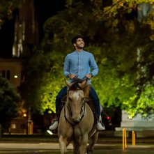 Il trattamento reale: Mena Massoud a cavallo in una scena