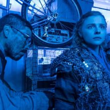 Mother / Android: Chloë Grace Moretz e Raùl Castillo in una scena del film