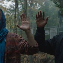 Mother / Android: Chloë Grace Moretz insieme a Algee Smith durante una scena del film