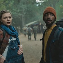 Mother / Android: Chloë Grace Moretz con Algee Smith in una scena del film