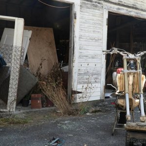 Mother / Android: Chloë Grace Moretz e Algee Smith in una scena