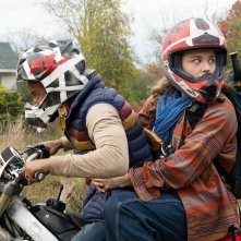 Mother / Android: Chloë Grace Moretz e Algee Smith una scena del film