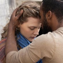 Mother / Android: Chloë Grace Moretz con Algee Smith in una sequenza