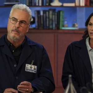 CSI: Vegas - William Patersen e Jorja Fox in una scena