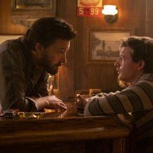 The Tender Bar: Ben Affleck e Tye Sheridan nella prima foto del film