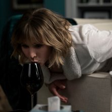 La donna nella casa di fronte alla ragazza dalla finestra: una foto di scena