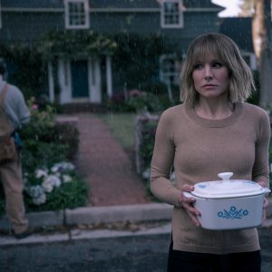 La donna nella casa di fronte alla ragazza dalla finestra: una scena con Kristen Bell