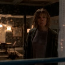 La donna nella casa di fronte alla ragazza dalla finestra: Kristen Bell in una foto di scena