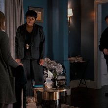 La donna nella casa di fronte alla ragazza dalla finestra: una scena della serie