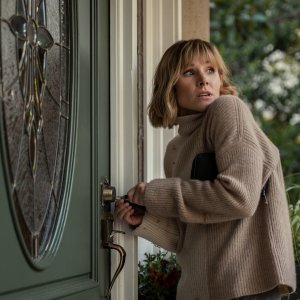 La donna nella casa di fronte alla ragazza dalla finestra: Kristen Bell in una scena