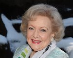 Betty White 'Non è morta a causa del vaccino': l'agente smentisce i rumor sul web