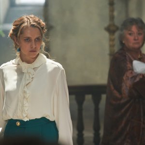 A Discovery of Witches 3: Teresa Palmer in una scena