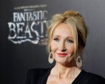 J.K. Rowling: una scuola in UK ritira riconoscimento alla scrittrice per i suoi commenti sulle persone trans