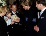 Lily Collins svela le sue disavventure 'Reali' con la Principessa Diana e il Principe Carlo