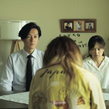 True Mothers: Hiromi Nagasaku e Arata Iura in una scena del film
