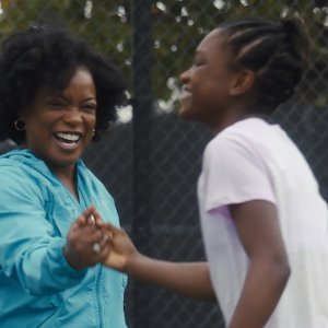 Una famiglia vincente - King Richard: Aunjanue Ellis e Demi Singleton in una scena del film