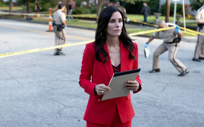 Evil Genius, una star del film elogia la regista Courteney Cox: 'Ha portato un po' di leggerezza sul set'