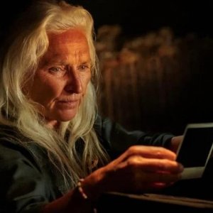 Texas Chainsaw Massacre: Sally Hardesty guarda una foto