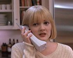 Scream, Drew Barrymore riceve una nuova telefonata da Ghostface 25 anni dopo