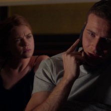 9-1-1, stagione 5: Megan West e Oliver Stark in una scena della serie