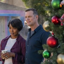 9-1-1, stagione 5: Peter Krause e Angela Bassett in una scena della serie