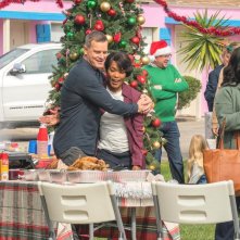 9-1-1, stagione 5: Peter Krause e Angela Bassett in una immagine della serie