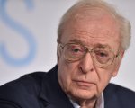 Michael Caine sta vendendo tutti i suoi cimeli artistici e cinematografici, persino i suoi occhiali
