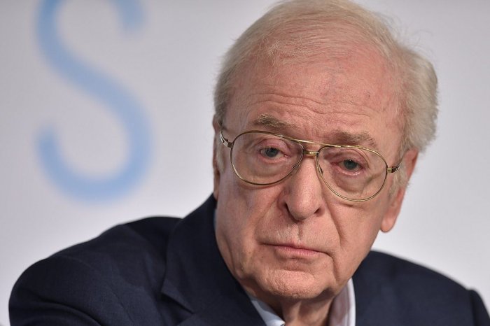 Michael Caine sta vendendo tutti i suoi cimeli artistici e cinematografici, persino i suoi occhiali