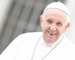 Papa Francesco in un negozio di dischi a Roma: le foto e il video