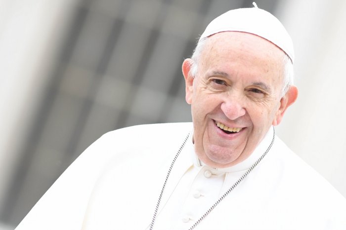 Papa Francesco in un negozio di dischi a Roma: le foto e il video