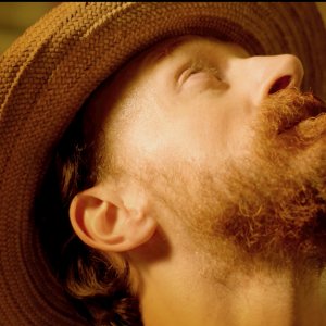 Van Gogh - I Girasoli: Jamie de Courcey in una scena