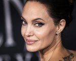 Angelina Jolie manda ancora regali di Natale al figlio del suo ex