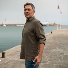 I delitti del BarLume 9, Filippo Timi in una scena