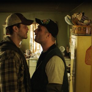 L'ora del crepuscolo: Philip Ettinger e Cosmo Jarvis in una scena del film