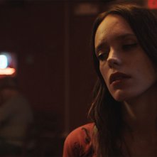 L'ora del crepuscolo: Stacy Martin in una scena del film