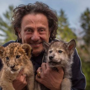 Il lupo e il leone, Gilles De Maistre sul set insieme ai cuccioli