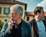 Fabrizio Bentivoglio sulla serie Amazon: “Con Monterossi ho in comune Milano, Bob Dylan, l’età e l’Inter”