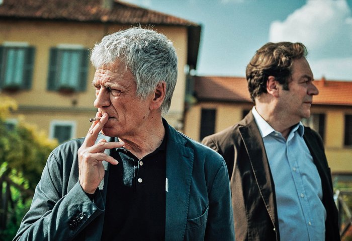 Fabrizio Bentivoglio sulla serie Amazon: “Con Monterossi ho in comune Milano, Bob Dylan, l’età e l’Inter”