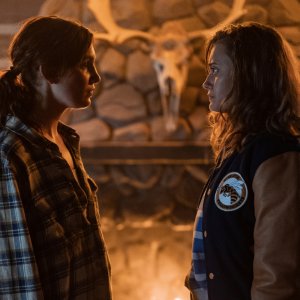 Yellowjackets: Sophie Nélisse ed Ella Purnell in una scena della serie